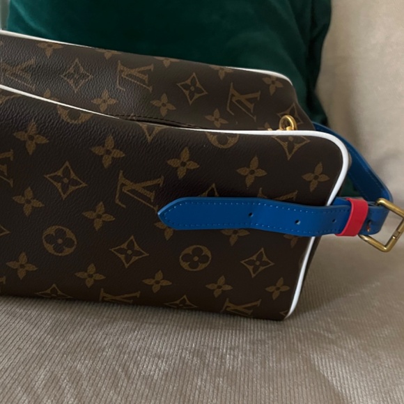Louis Vuitton x NBA Cloakroom Dopp Kit Monogram - Picture 7 of 10